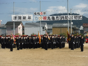 消防職員と消防団員が整列した様子