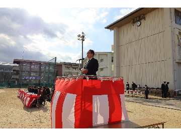 消防出初式で池田知事があいさつする様子