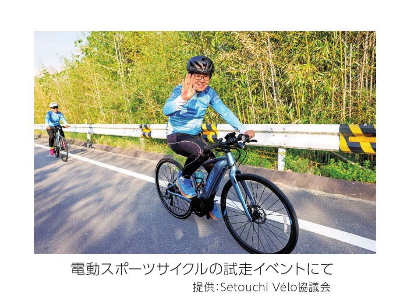 電動スポーツサイクルに乗る池田知事