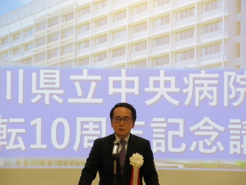 講演会で挨拶する池田知事