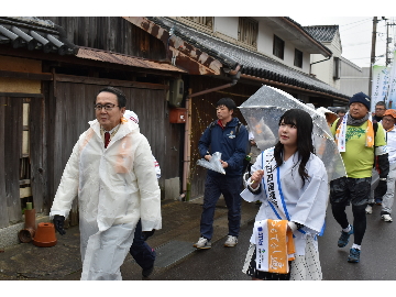 遍路道を歩く池田知事の様子