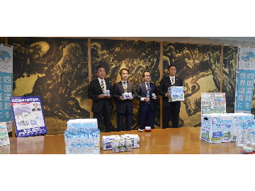 サントリー株式会社の表敬訪問記念写真