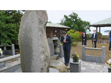 大島正松園の慰霊碑を追悼する池田知事