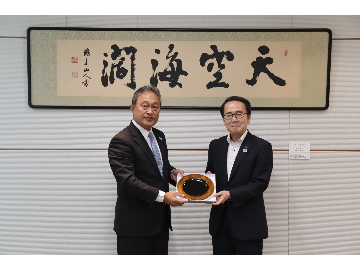 ジョンフリッツ閣下に記念品を手渡す池田知事の写真