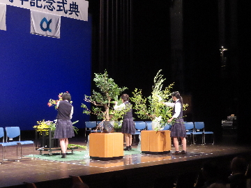 飯山高等学校による花いけパフォーマンスの様子