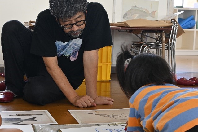 衆鱗図ワークショップの様子(城東保育園)
