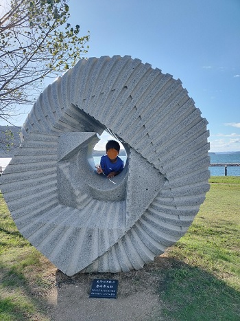 高松市庵治町のしろばな公園で遊ぶ子供の写真