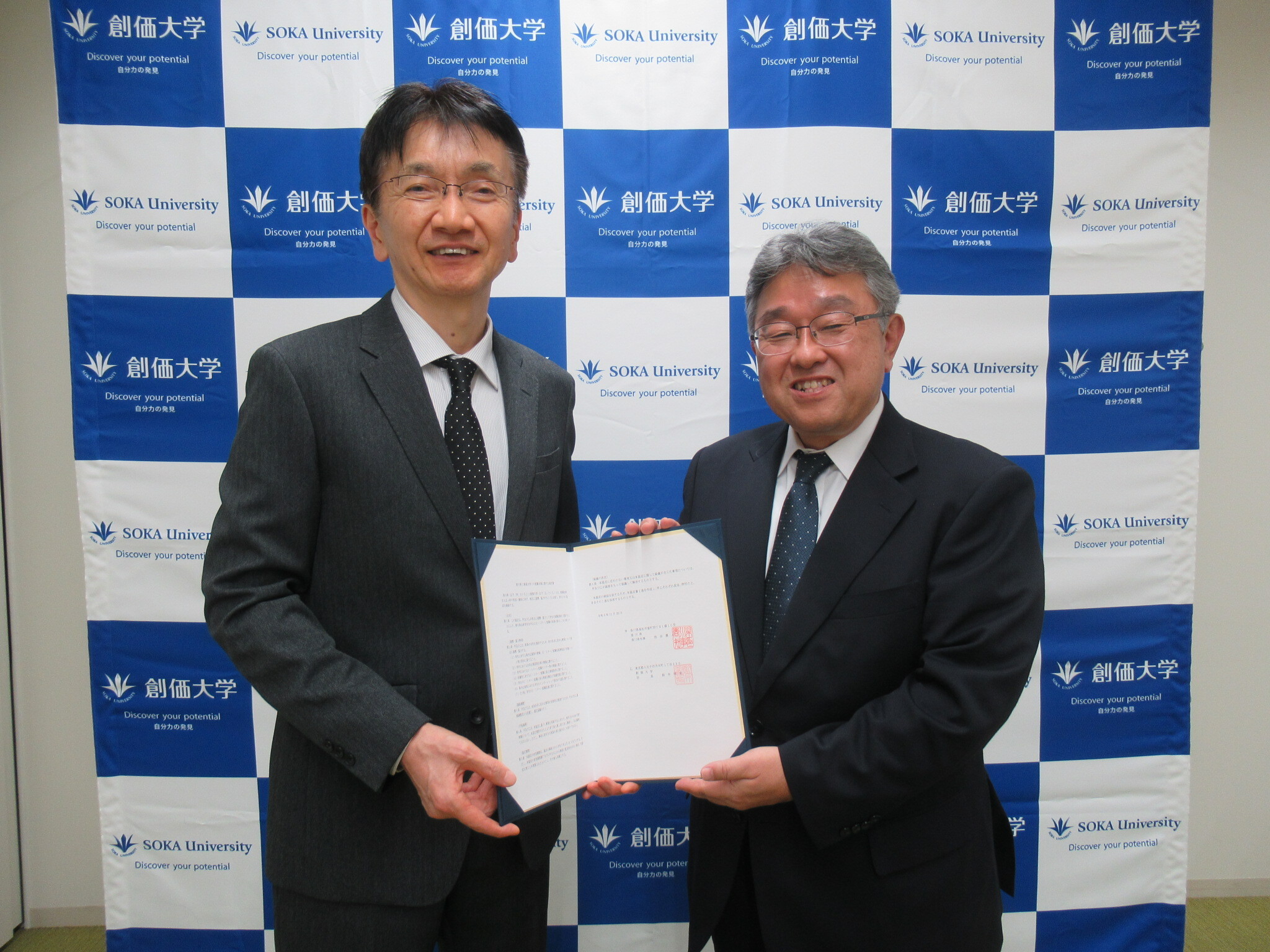 創価大学協定書手交式