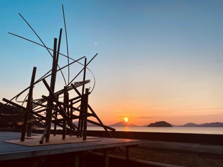 多度津町海岸寺のオブジェと夕景写真