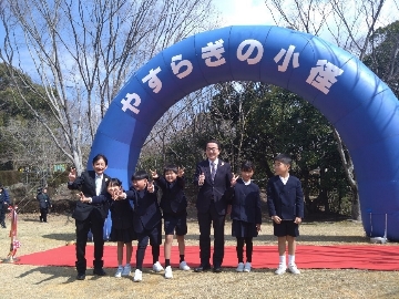 小学生と記念撮影