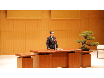 挨拶する池田知事の様子