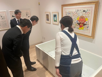 知事が貴重な資料を拝見している画像