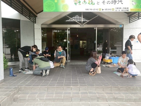火おこし体験中。うまく火が起きるかな