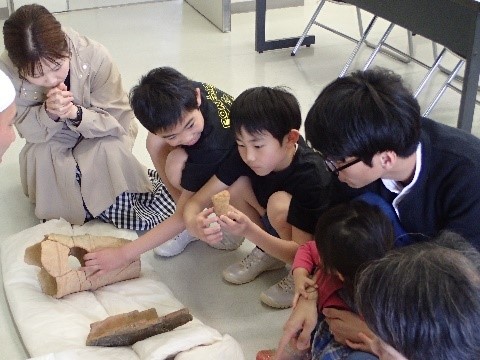 実物を手に持って観察します。
