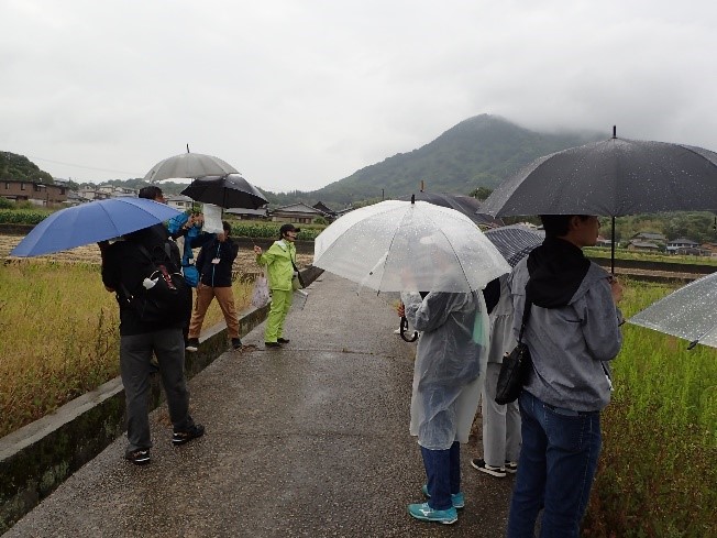 昨年度調査地を前にして説明。（讃岐国府跡）