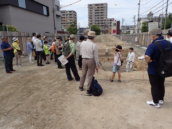 発掘現場も説明しました。（共に宮脇町一丁目遺跡とその周辺）
