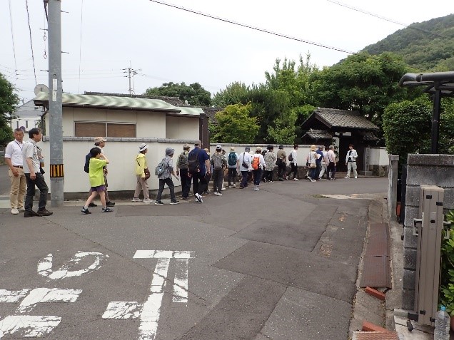 霊源寺前にて