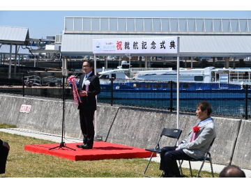 知事が式典で挨拶をしている