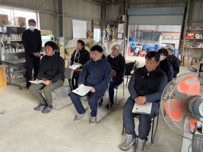 熱心に話を聞く新規就農者