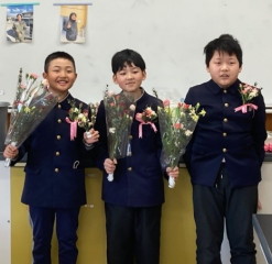 コサージュを持って記念写真