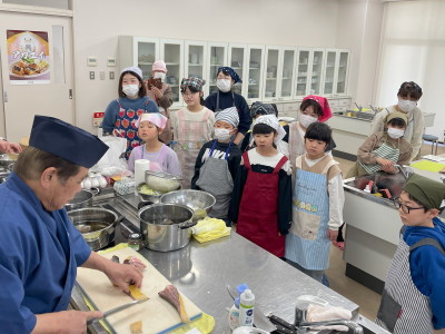 隠れた地魚を調理する