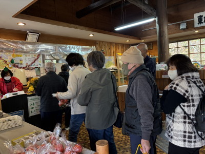 大勢のお客さんで賑わう店内