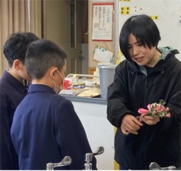 作り方を先生に教わる様子