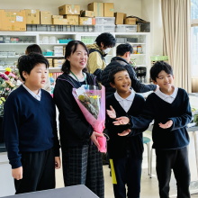 先生に花束を贈る様子