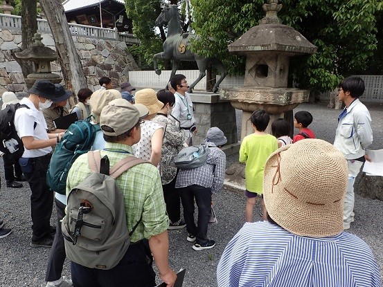 石清尾八幡神社境内にて高松藩主寄贈の石灯籠を見る。