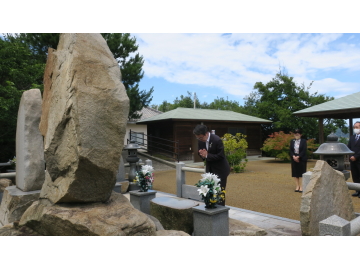 知事が納骨堂でお祈りをしている