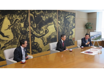 知事が談話をしている
