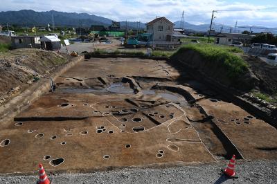 10-1区出土竪穴住居1(左)2（右）