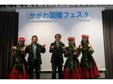 知事がステージに立っている