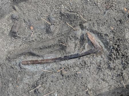 8区斧柄出土状況
