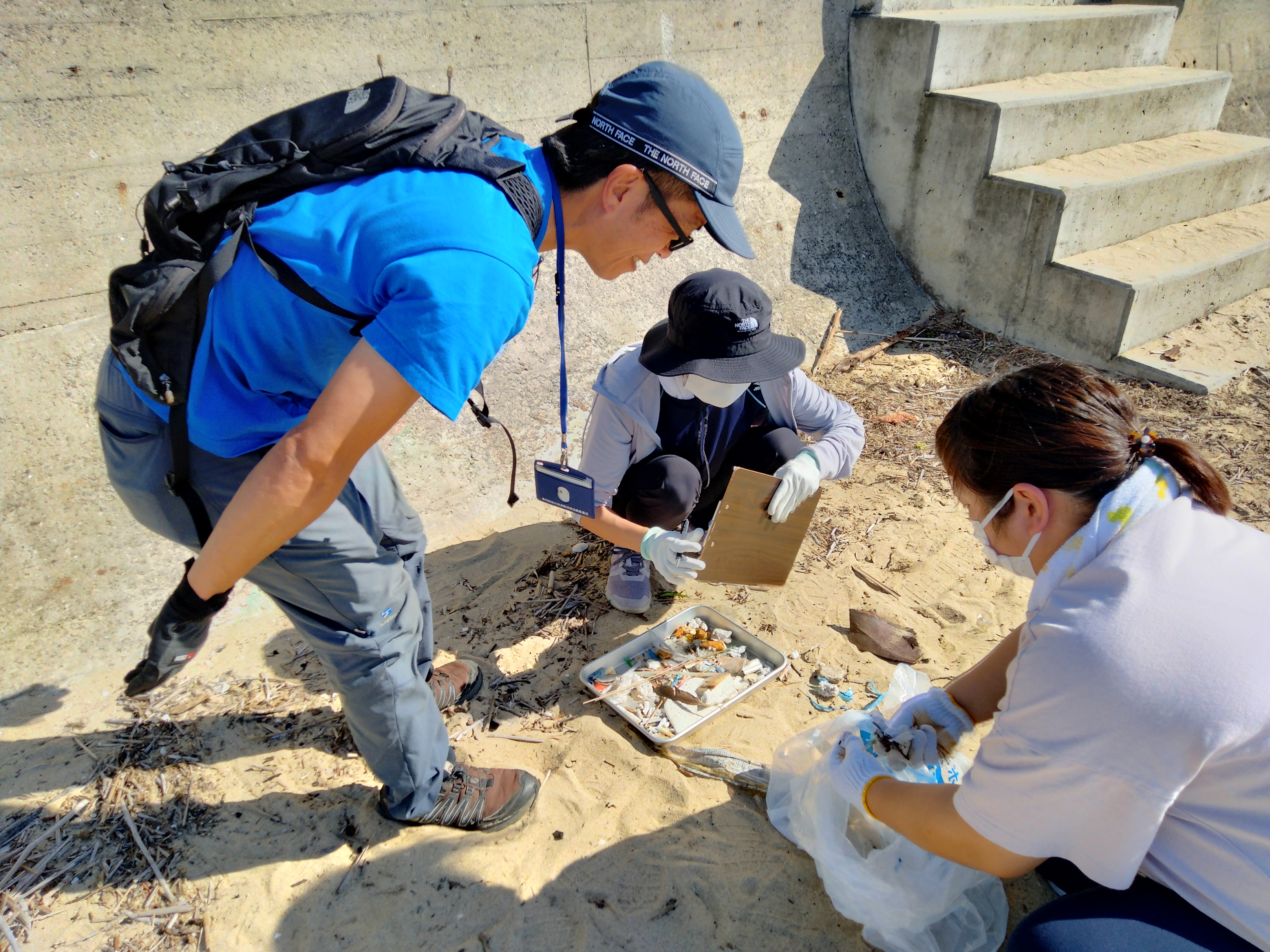 ごみ拾いの様子