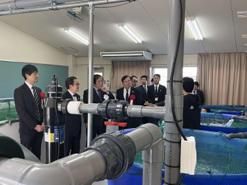 知事が見学をしている