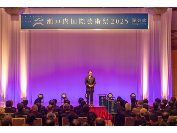 知事があいさつをしている