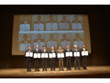 知事がステージに立っている