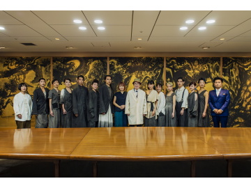 知事が集合写真に写っている