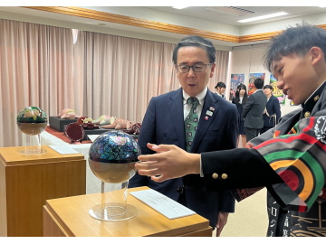 知事が学生から説明を受けている