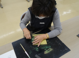 漆芸体験をする人