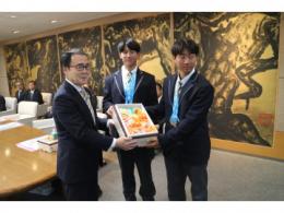 知事が選手2人と写っている