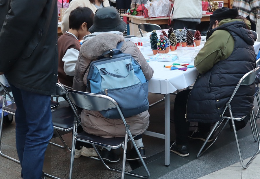 松ぼっくりなどツリー手作りコーナー