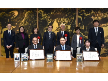 知事が受賞者といっしょに写っている
