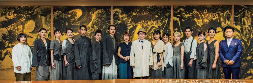 デザイナーの吉原潤さん(左から8番目)やモデルさんたちと