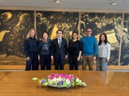 知事が集合写真に写っている