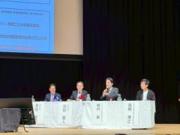 知事がパネルディスカッションをしている