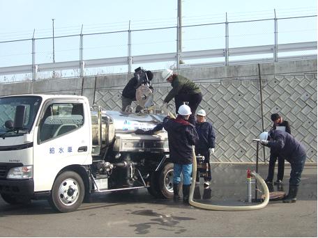 給水車による給水訓練の様子