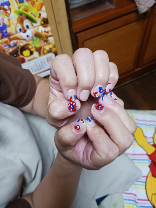 みゃくみゃくのネイルをしている