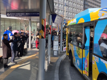 知事がバスを見送っている